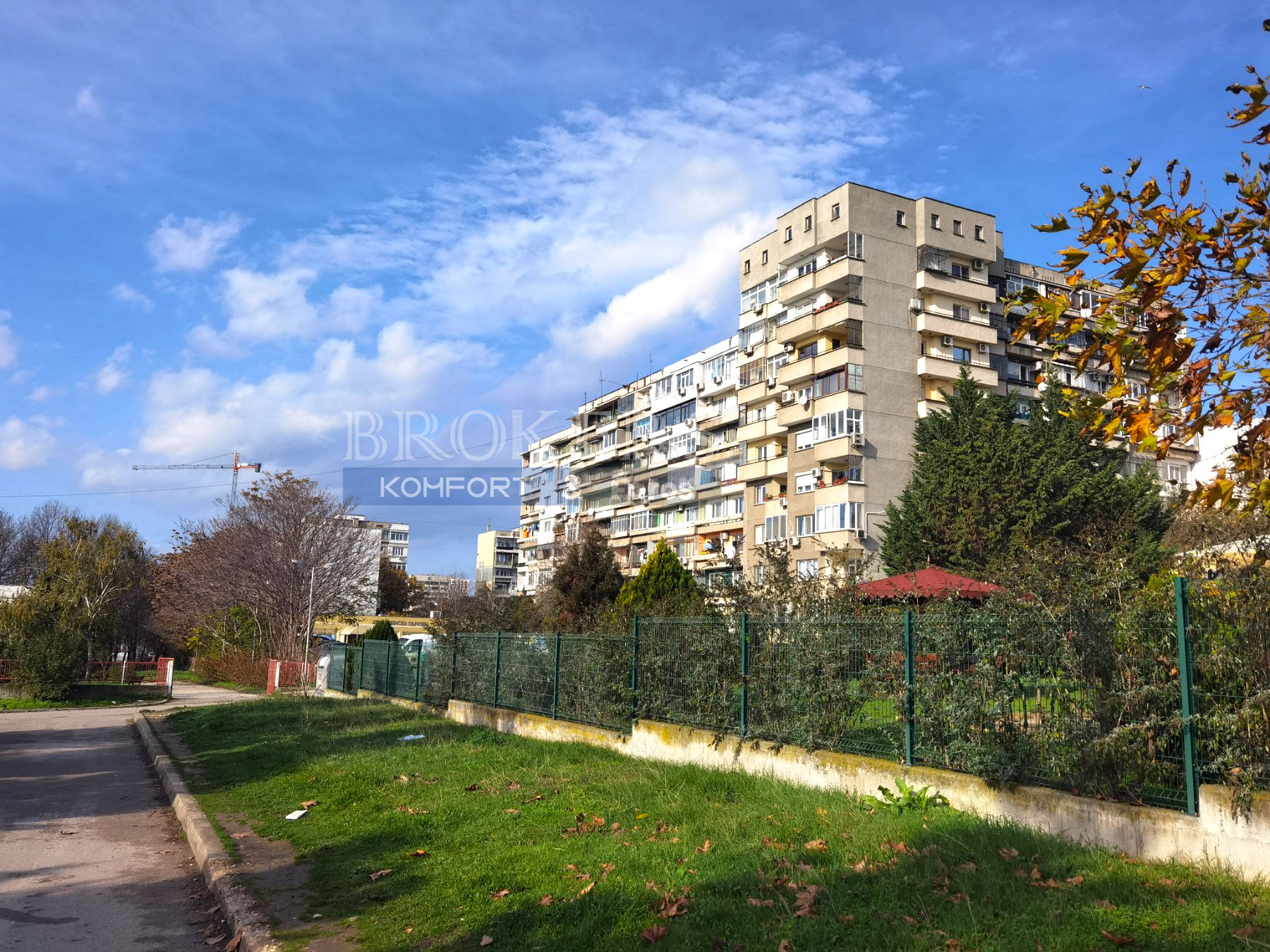 Тристаен апартамент в ж.к. Младост до "Ледената пързалка", гр. Варна