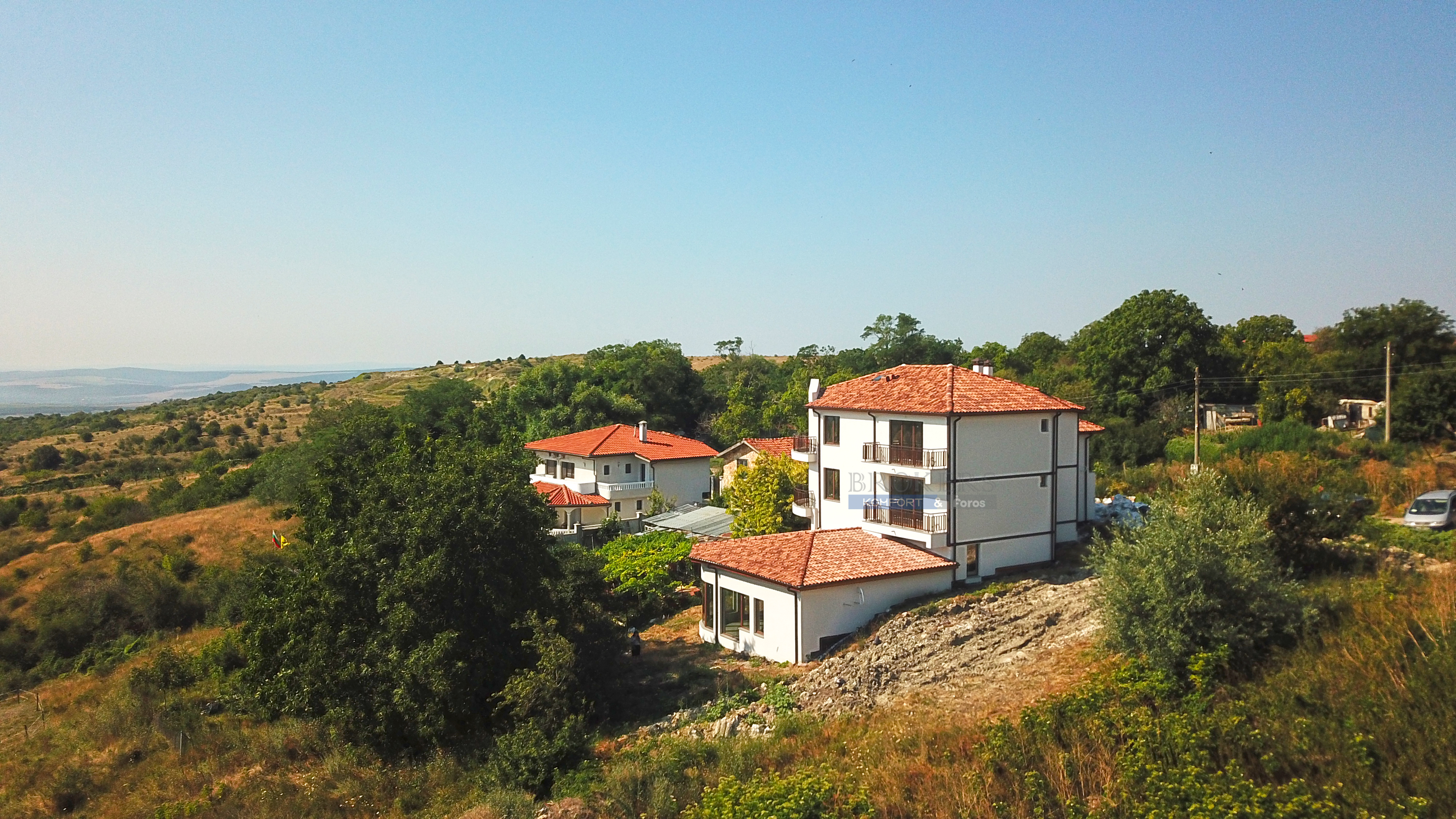 Многофамилна къща на 3 етажа в село Калиманци