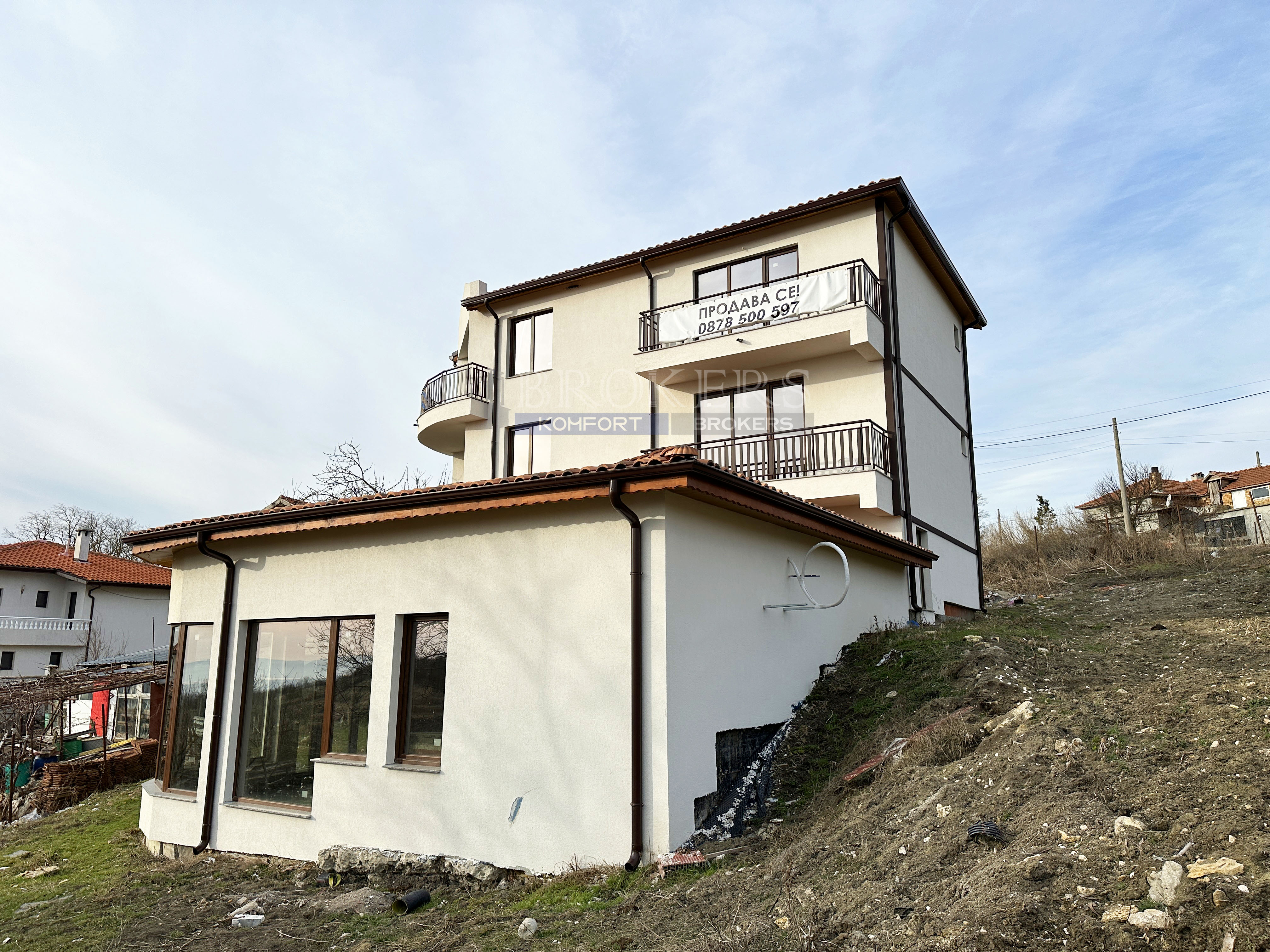 Многофамилна къща на 3 етажа в село Калиманци